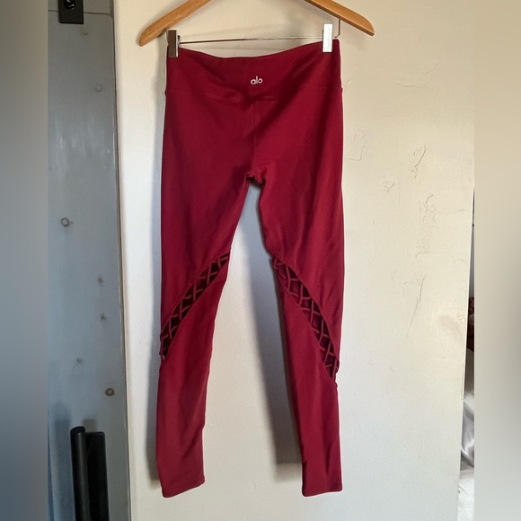 Sm ALO yoga leggings.Excellent condition.Braiding wraps around lower to mid leg - Picture 3 of 5